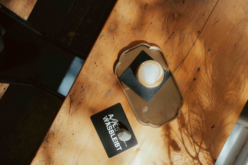 Cortado auf Holztisch im Sonnenlicht